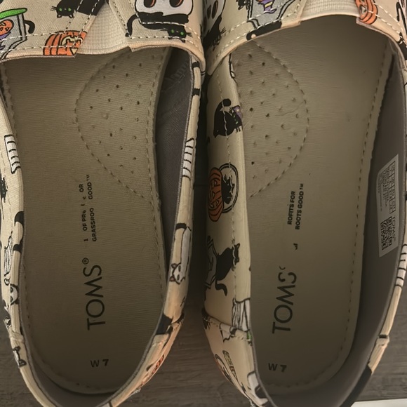NWT Toms Halloween Black Cats Pumpkins Skulls Slip On Size 7 - Picture 8 of 8